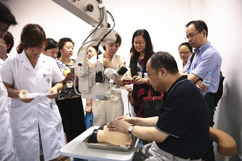 史伟云教授对首批学员进行生物工程角膜移植示范操作